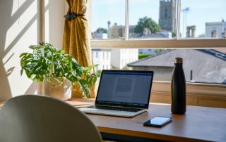 Biurko przy oknie z laptopem i ładnym widokiem za oknem